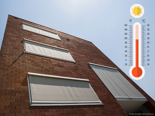 Sonnenschutz an Fenstern mit einem Thermometer
