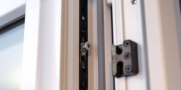 Detailaufnahme des Sicherheitsbolzens eines Kunststofffensters