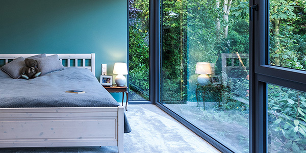 Innenansicht eines Schalfzimmers mit einer großen Fensterfront