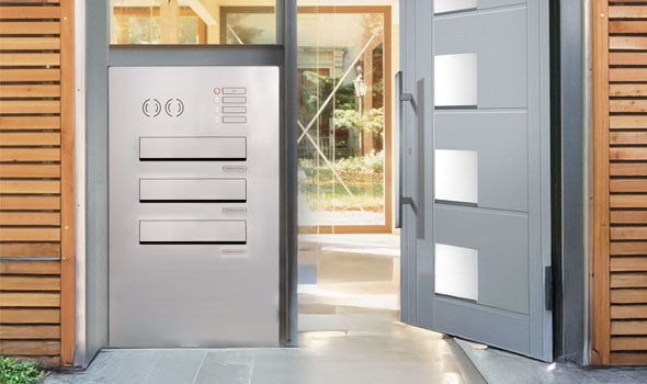 Mehrfamilienhaus Eingangsbereich mit Brifkastenanlage