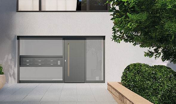 Eingangsbereich eines Mehrfamilienhauses mit einer braunen Haustür und den passenden Briefkästen