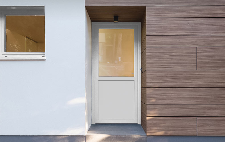 Weiße Nebeneingangstür mit Glaselement