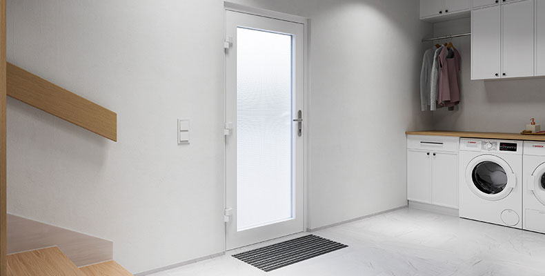 Weiße Nebeneingangstür mit Glaselement