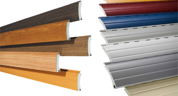 Man schaut durch ein Fenster und sieht eine Frau in einem Sessel mit Kopfhörern