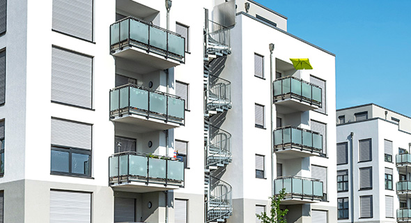 Eine Hand hält eine Fernbedienung